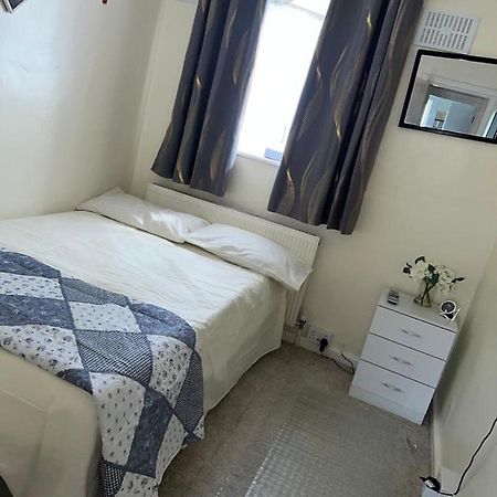 Single Room With Smart Tv Luton  Exterior photo